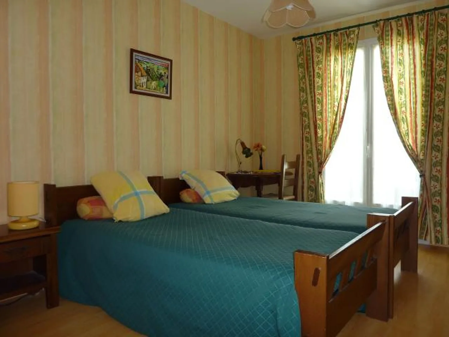 Deux lits de la chambre jaune